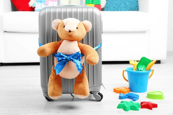 Koffer met teddybeer en kind speelgoed in de kamer op witte Bank achtergrond — Stockfoto