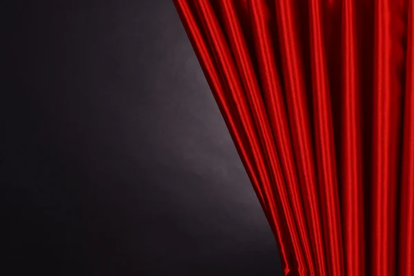 Röd gardin på svart bakgrund — Stockfoto