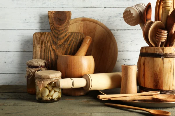 Peralatan kayu di meja kayu dan papan warna — Stok Foto