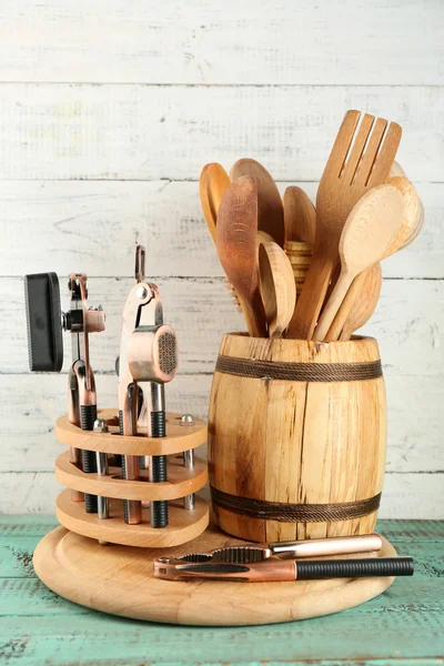 Различные посуда в деревянной бочке на фоне цветного стола и деревянных досок — стоковое фото