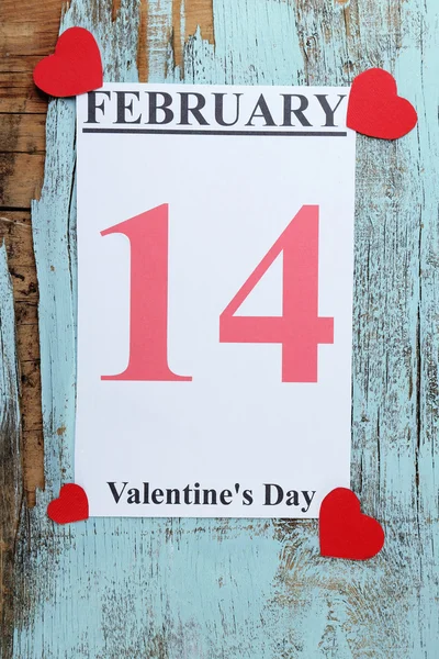 Día de San Valentín, 14 de febrero en el calendario sobre fondo de madera — Foto de Stock