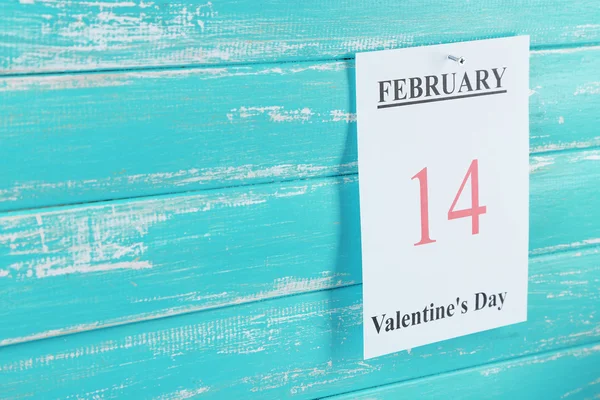 Día de San Valentín, 14 de febrero en el calendario sobre fondo de madera — Foto de Stock