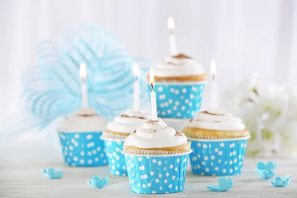 Deliciosos cupcakes de cumpleaños en la mesa sobre fondo claro —  Fotos de Stock