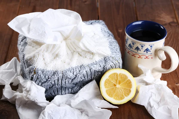 Heißer Tee gegen Erkältungen und Taschentücher auf dem Tisch in Großaufnahme — Stockfoto