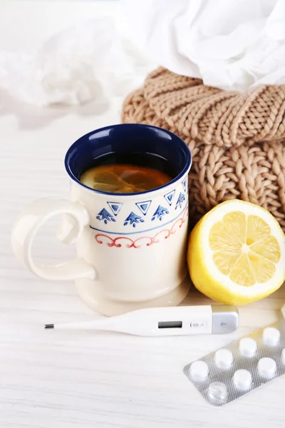 Heißer Tee gegen Erkältungen, Tabletten und Taschentücher auf dem Tisch in Großaufnahme — Stockfoto