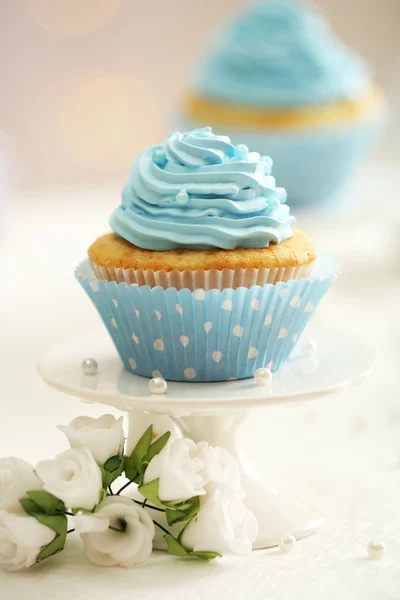 Delicious cupcakes on table on light background — Stock Photo, Image