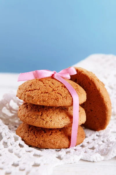 Smakelijke cookies op een houten achtergrond kleur — Stockfoto