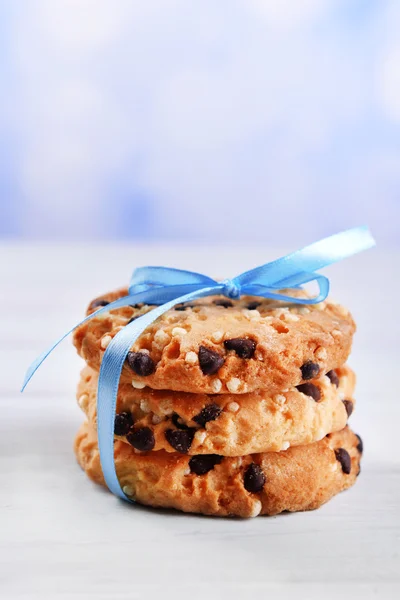 Biscuits savoureux sur fond en bois de couleur — Photo