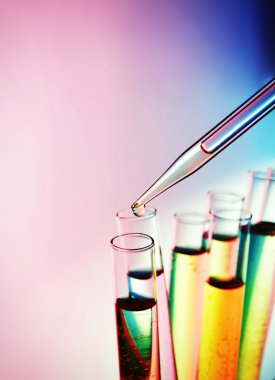 Pipet sıvı test tüpleri parlak arka plan üzerinde bir ekleme
