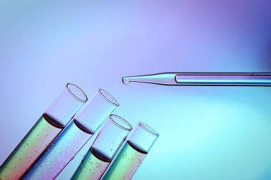 Pipet sıvı test tüpleri parlak arka plan üzerinde bir ekleme