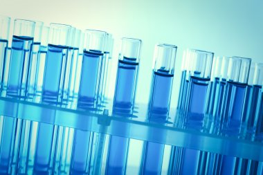 Test tüpleri ile mavi sıvı, yakın çekim