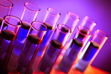 Test tüpleri ile renk sıvı, yakın çekim