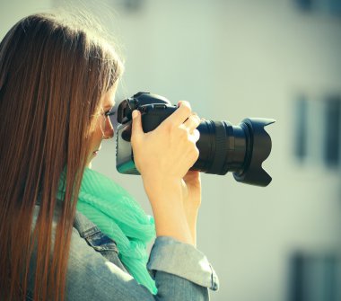 Genç fotoğrafçı alarak fotoğraf açık havada