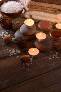 Ahşap arka planda spa tedavisinin bileşimi