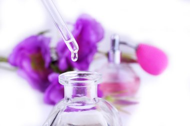 Damlalık şişe parfüm açık renkli çiçekler ile