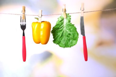 Çatal, bıçak ve sebze clothesline renk arka plan üzerinde asılı
