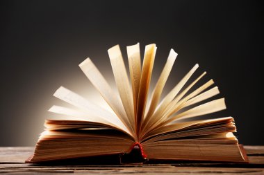 Koyu arka plan ışığı ile açık kitap