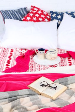 Kitap ve yatak yakın çekim çay
