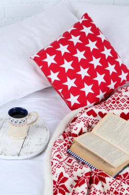 Kitap ve çay üzerinde yatak yakın çekim