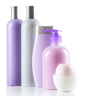 Beyaz arkaplanda izole edilmiş kozmetik şişeler