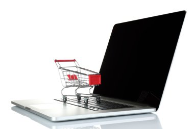 Beyaz arka plan üzerinde izole küçük alışveriş sepeti ile dizüstü bilgisayar