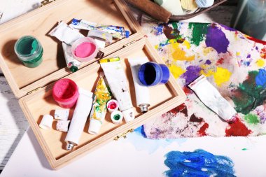 Renk ahşap arka plan üzerinde profesyonel sanat malzemeleri