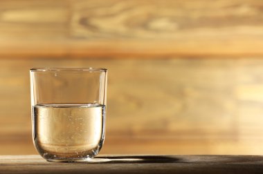 Rustik ahşap zemin üzerine temiz mineral su