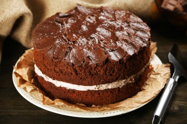 Masanın üzerinde nefis çikolatalı pasta.