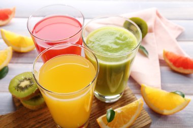 Ahşap masa üzerinde meyve ile taze meyve suları