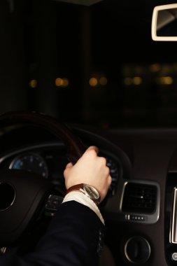 Şehirde, geceleri onun modern arabayı adam yakın çekim