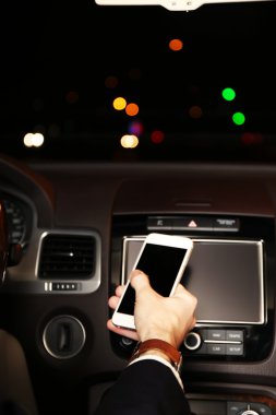 Gece sürüş sırasında akıllı telefonlar kullanarak adam yakın çekim