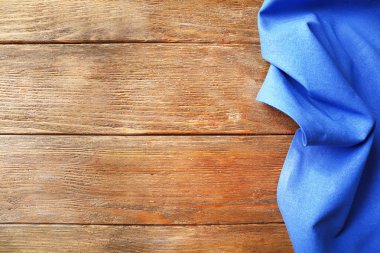 Tahta masadaki peçete.