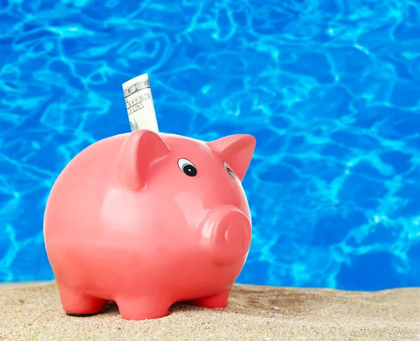 Piggy bank op beach achtergrond — Stockfoto