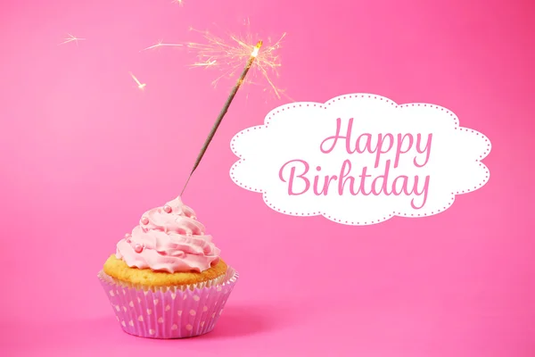 Cupcake con sparkler su sfondo rosa — Foto Stock