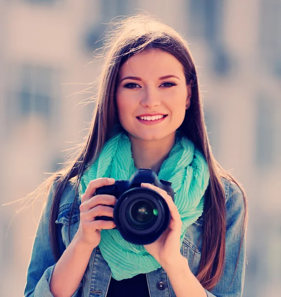 Young photographer taking photos outdoors — Stock Photo, Image