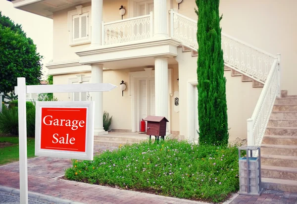 Garagenverkauf Schild vor neuem Haus — Stockfoto
