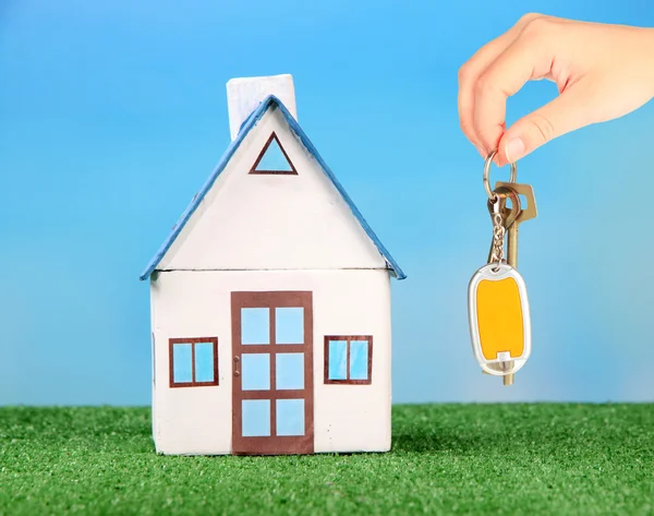 Key in hand and house model, Real estate concept — Stock Photo, Image