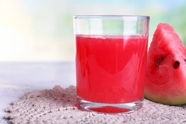 Cocktail de melancia em vidro isolado em branco — Fotografia de Stock