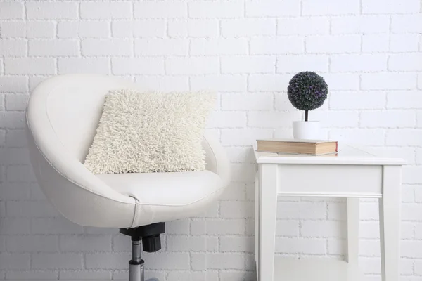 Interior moderno com cadeira e travesseiro sobre ele no fundo da parede de tijolo branco — Fotografia de Stock