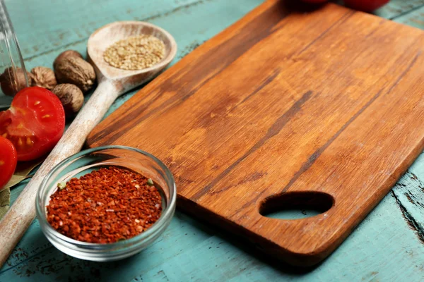 Verschillende kruiden en kruiden met snijplank op een houten tafel achtergrond kleur — Stockfoto