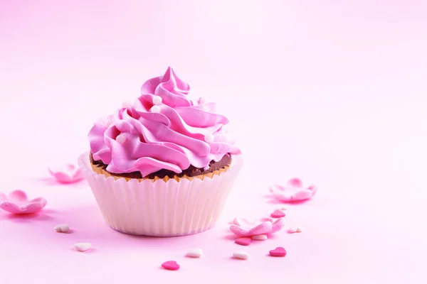 Delicioso cupcake no fundo rosa — Fotografia de Stock