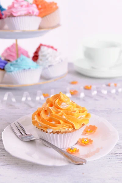 Delicious cupcakes on plate on table close-up — Stock Photo, Image