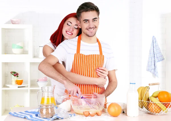 Casal feliz cozinhar na cozinha — Fotografia de Stock