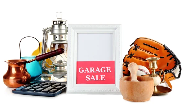 Ongewenste dingen klaar voor een garage sale, geïsoleerd op wit — Stockfoto