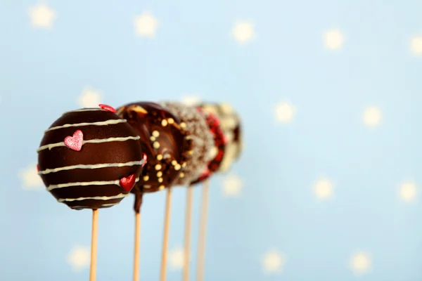 Välsmakande cake pops på blå bakgrund — Stockfoto