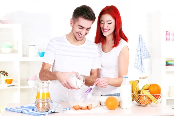 Mutlu çift mutfak pişirme hamur hazırlama