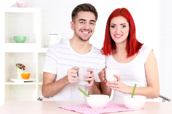 Happy couple has breakfast in kitchen — Stock Photo, Image