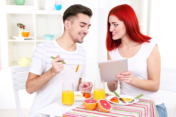 Happy couple prend le petit déjeuner dans la cuisine — Photo