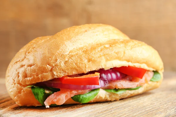 Sandwich con salmón sobre fondo de madera —  Fotos de Stock