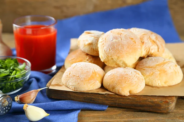Čerstvý domácí chléb buchty z kynutého těsta s čerstvým česnekem a koprem, na dřevěné pozadí — Stock fotografie